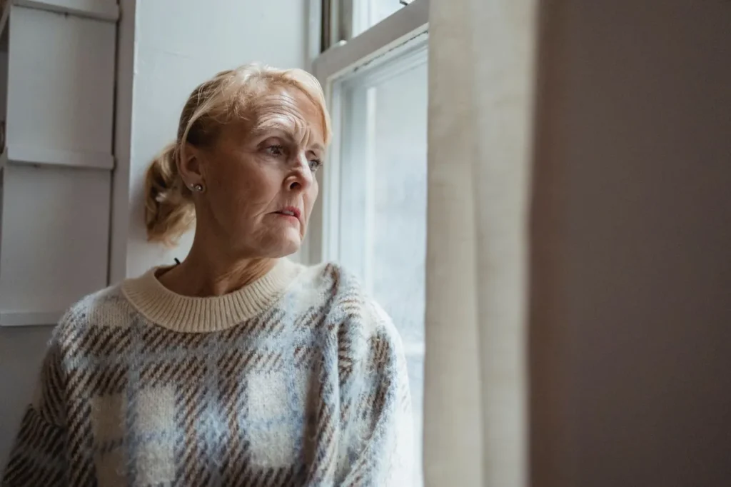 Femme d'âge mûr pensive, sautes d'humeur et anxiété à la ménopause